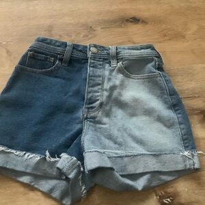 Hollister women’s denim shorts. Two tone size 23 or 00. Great condition